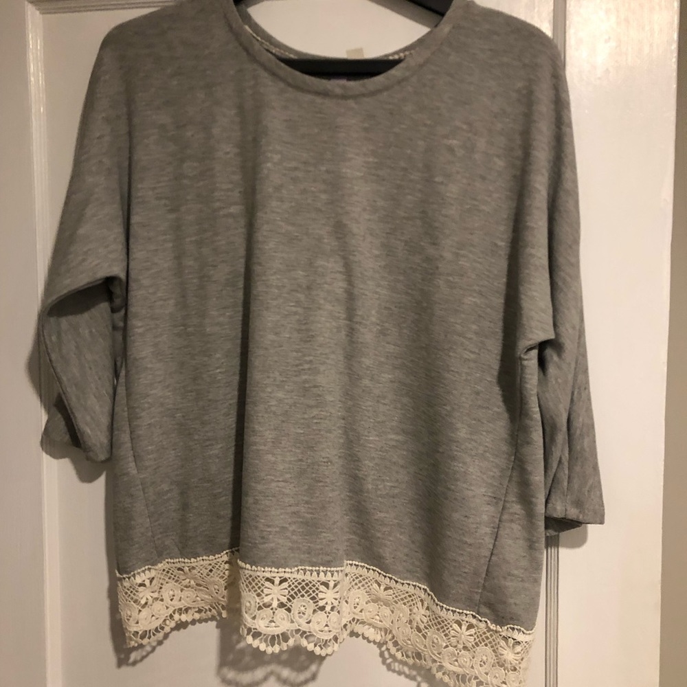 Grey shirt with open back lace trim